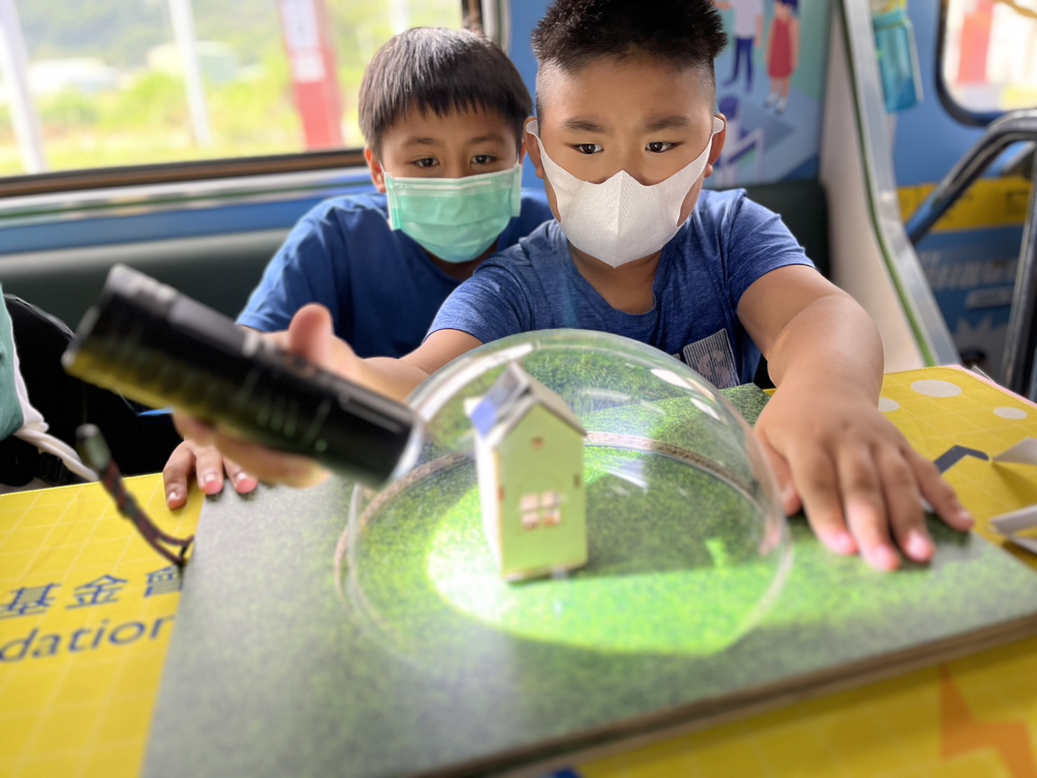 G22恒峰參與基礎科學主題車廂，以STEAM教學精神，設計「逐日科學家」、「太陽能工程師」以及「淨零建築師」三大能源科普課程和實驗